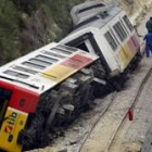 Estado en el que quedó el tren, tras chocar contra unas piedras