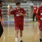 El trío de extremos del Ademar, Juanín, Mario y Nacho Huerta, ayer en el Palacio de Deportes en la vuelta a los entrenamientos. JESÚS