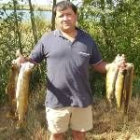 Un pescador muestra con orgullo un magnífico cupo de truchas conseguido en la zona libre del Porma