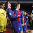 Piqué discute con el árbitro del encuentro entre el Villarreal y el Barcelona.