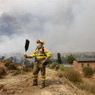 Un miembro de una brigada contra incendios se toma un respiro en el fuego que arrasó La Cabrera en 2017.