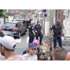 policías hacen guardia cerca de donde se ha producido el secuestro de una iglesia en Saint Etienne du Rouvray, cerca de Ruán.