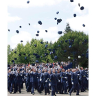 El rey, rodeado de los suboficiales de la Academia Básica del Aire; a la derecha, los nuevos suboficiales lanzan las gorras al aire para celebrar su graduación. RAMIRO