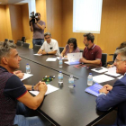 El gerente regional de Sacyl, Rafael López (D), se reúne con el comité de huelga del Sindicato Médico de Castilla y León (Simecal)