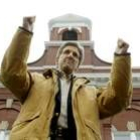 El senador demócrata John Kerry celebra su triunfo en Virginia
