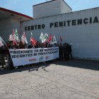 Un momento de la concentración de trabajadores de la prisión provincial.