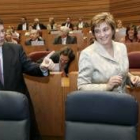 Fernández Mañueco se dirige a María Jesús Ruiz al finalizar el Pleno de constitución de las Cortes