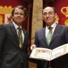 Alfonso Fernández Mañueco, alcalde de Salamanca, posa con el presidente de Iberdrola.
