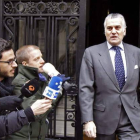 El ex tesorero del Partido Popular Luis Bárcenas, sale de su domicilio la semana pasada.