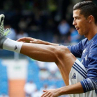 Cristiano calienta antes del encuentro ante Osasuna del pasado sábado.