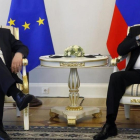 El presidente ruso  Vladimir Putin conversa con el presidente de la Comision Europea Jean-Claude Juncker durante su reunion en el palacio Konstantinovsky de San Petersburgo.