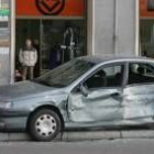 Estado en el que quedó un vehículo que resultó embestido en la plaza de Guzmán