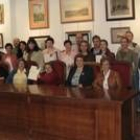 Las autoridades locales posan con los alumnos del Curso de Adultos