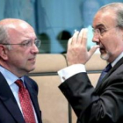 El comisario europeo de Asuntos Económicos, Joaquín Almunia, con el ex ministro de Economía español,
