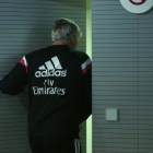 Carlo Ancelotti sale de la ciudad deportiva de Valdebebas tras una rueda de prensa.