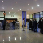 Imagen de ciudadanos en las oficinas municipales de Ponferrada.
