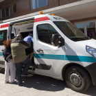 Un anciano es ayudado a subir a una ambulancia.