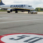 Un avión de la aerolínea irlandesa Ryanair espera en el aeropuerto de Charleroi. STEPHANIE LECOCQ