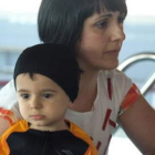 El pequeño Slavi, junto a su madre, se dispone a realizar sus ejercicios de rehabilitación.