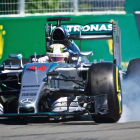 Lewis Hamilton apura una frenada en la tercera sesión de entrenamientos en el circuito Gilles Villeneuve de Montreal.