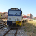 Una máquina de Feve saca al tren de la ciudad.