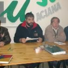 Guillermo Murias (centro) y otros responsables de IU presentando ayer la lista electoral