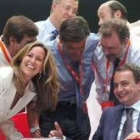 Zapatero conversa con algunos de sus compañeros de equipo en el transcurso del congreso federal