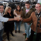 Los responsables de NN GG, brindan con leche con Carrasco y un joven ganadero.