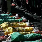 Numerosos palestinos rezan junto a los cuerpos de los 43 palestinos asesinados en un ataque israelí.
