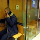Un inmigrante argentino telefonea a su familia en un locutorio