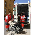 Voluntarios de Cruz Roja prestando servicio de teleasistencia.