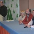 José Antonio Turrado, Marino Fernández y Donaciano Dujo, durante la charla en La Bañeza