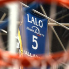 La camiseta del exjugador Lalo García, la única retirada por Valladolid, en el Pabellón Polideportivo Pisuerga.