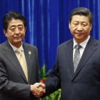 El presidente chino, Jinping, y el primer ministro japonés, Abe.