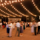 Las plazas se llenan de vecinos bailando al son de las orquestas.