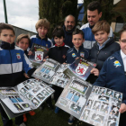 Los integrantes del equipo de la Peña con su presidente, Manuel Díaz, y el director deportivo, Rodrigo Blanco, posan con los álbumes de cromos del club leonés.