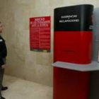 El buzón se ha instalado en el hall del Palacio de Justicia de Ponferrada