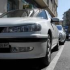 El distintivo de servicio público, en uno de los taxis con licencia del Ayuntamiento de La Bañeza