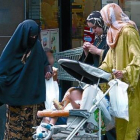Una mujer con velo integral, junto a otras dos vestidas con el hiyab, el pasado viernes en El Vendrell