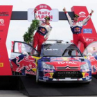 Ogier y su copiloto celebran el triunfo conseguido en el Rally de Japón.