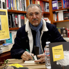 Ricardo Magaz, ayer, en la Librería Universitaria, donde firmó ejemplares del libro. MARCIANO PÉREZ