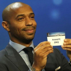 Thierry Henry, con la papeleta de 'su' Arsenal, en el sorteo de la Champions del jueves.