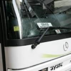 Estado en el que quedó la luna delantera del autobús tras el accidente ocurrido ayer en León
