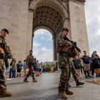París se blinda para evitar disturbios en la fiesta nacional. OLIVIER MATTHYS