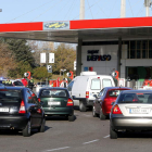 Varios vehículos hacen cola para repostar en una estación de servicio.