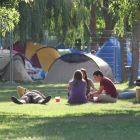 Algunos de los asistentes al Intro Music Festival, preparándose ayer para disfrutar de la segunda y última jornada.