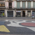 El mosaico de Miró, en el centro de la Rambla un domingo a primera hora de la mañana.