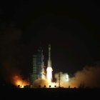 Un cohete espacial «Long March» 2FT1 despega de la base de Jiuquan en la provincia de Gansu.