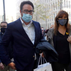David Madí, en la imagen junto a la diputada de JxCat, Laura Borrás. TONI ALBIR