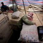 Contrabandistas palestinos trabajan en un túnel que une Egipto y Gaza